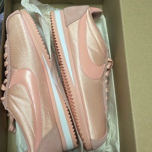 Nike, Wmns Classic Cortez Nylon….. Light Pink